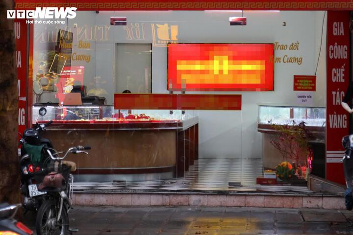 Bất ngờ cảnh nhiều cửa hàng vàng vắng hoe trong ngày vía thần Tài- Ảnh 2.