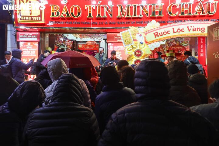 Đội mưa đi mua vàng ngày vía thần Tài từ 3h sáng ở Hà Nội- Ảnh 12.