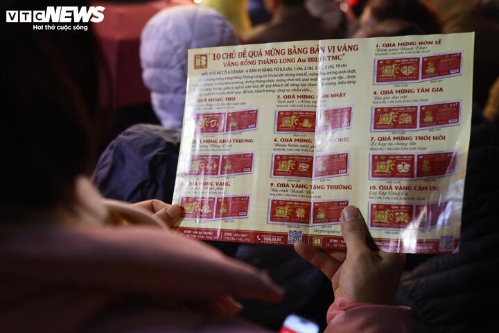 Đội mưa đi mua vàng ngày vía thần Tài từ 3h sáng ở Hà Nội- Ảnh 13.