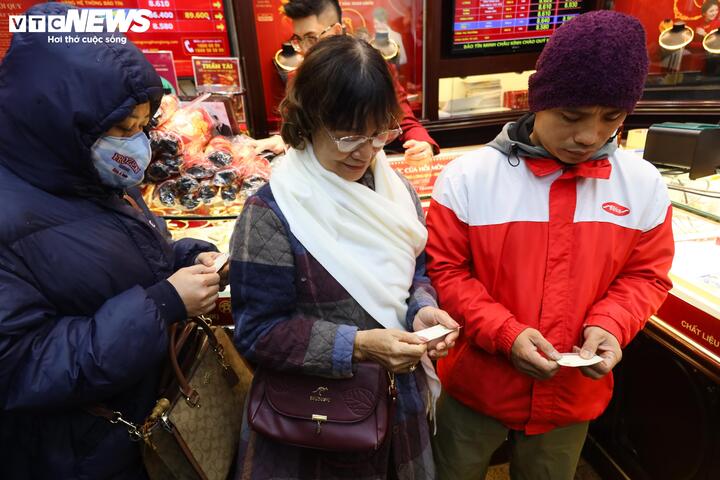 Đội mưa đi mua vàng ngày vía thần Tài từ 3h sáng ở Hà Nội- Ảnh 14.