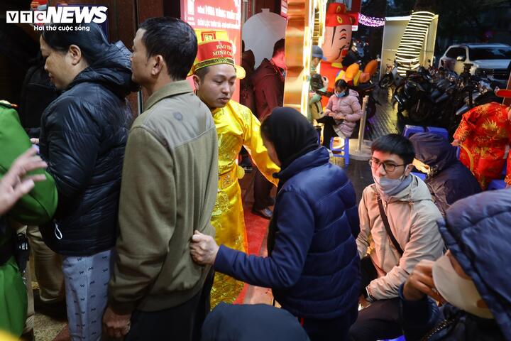 Đội mưa đi mua vàng ngày vía thần Tài từ 3h sáng ở Hà Nội- Ảnh 15.
