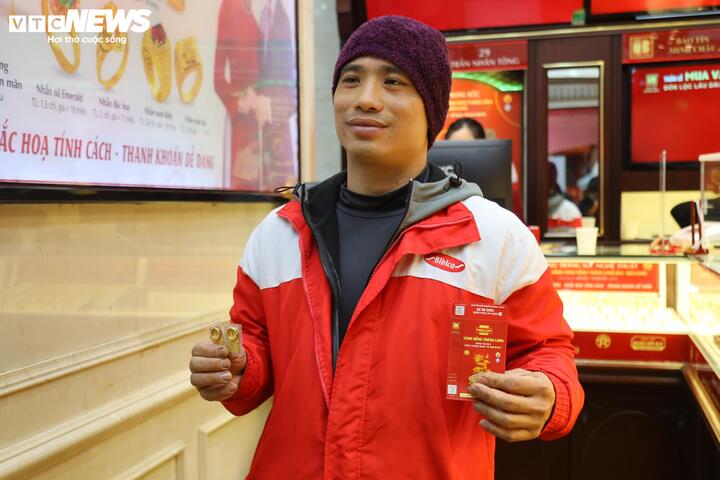 Đội mưa đi mua vàng ngày vía thần Tài từ 3h sáng ở Hà Nội- Ảnh 17.