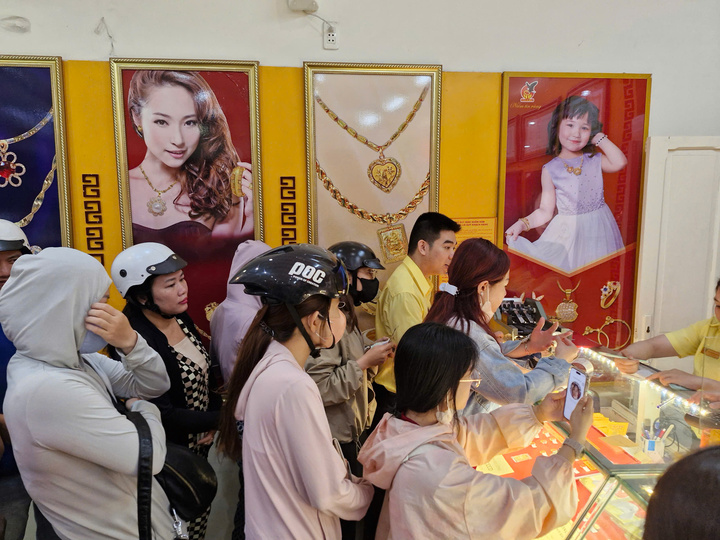Bất ngờ cảnh nhiều cửa hàng vàng vắng hoe trong ngày vía thần Tài- Ảnh 10.