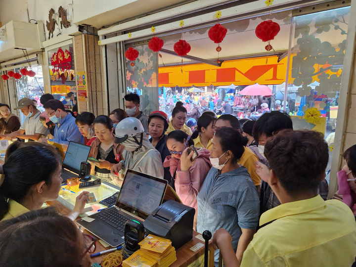 Bất ngờ cảnh nhiều cửa hàng vàng vắng hoe trong ngày vía thần Tài- Ảnh 7.