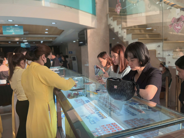 Bất ngờ cảnh nhiều cửa hàng vàng vắng hoe trong ngày vía thần Tài- Ảnh 5.