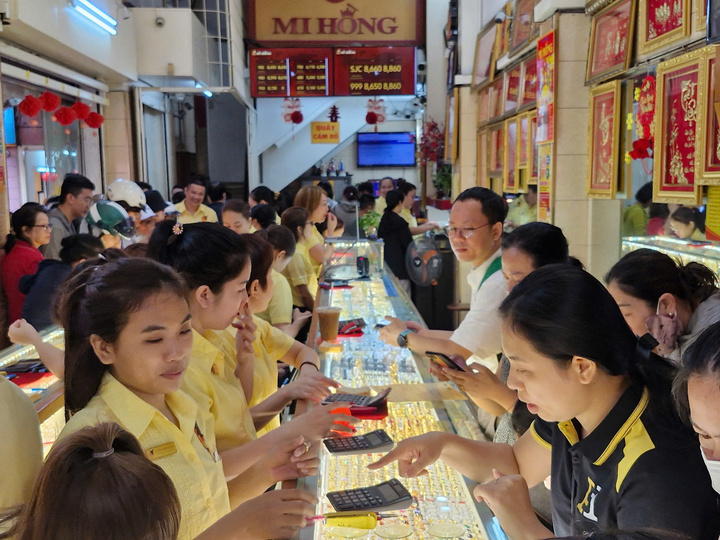 Bất ngờ cảnh nhiều cửa hàng vàng vắng hoe trong ngày vía thần Tài- Ảnh 9.