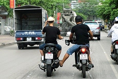 Xe hết xăng nhờ xe khác đẩy hộ - nếu gây tai nạn có thể bị phạt lên đến bao nhiêu tiền theo Nghị định 168?- Ảnh 1. Xe hết xăng nhờ xe khác đẩy hộ - nếu gây tai nạn có thể bị phạt lên đến bao nhiêu tiền theo Nghị định 168?- Ảnh 1.