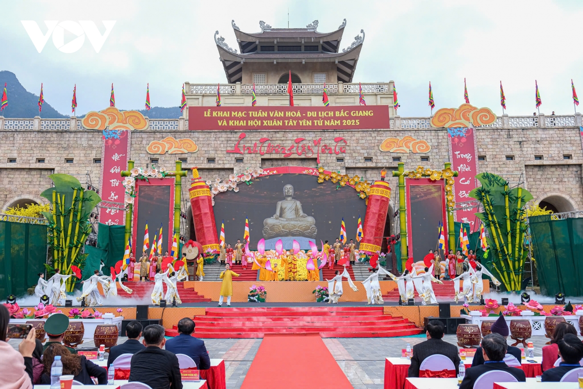 Biển người đổ về Bắc Giang dự lễ hội xuân Tây Yên Tử- Ảnh 1.