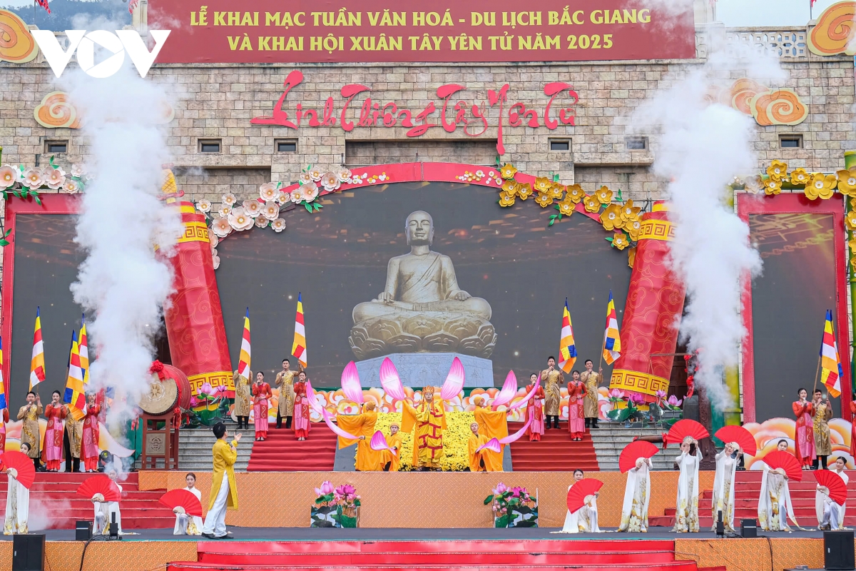 Biển người đổ về Bắc Giang dự lễ hội xuân Tây Yên Tử- Ảnh 3.