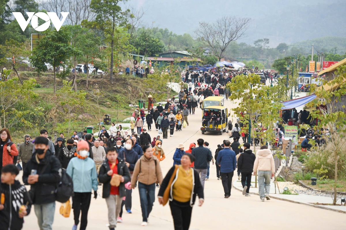 Biển người đổ về Bắc Giang dự lễ hội xuân Tây Yên Tử- Ảnh 8.