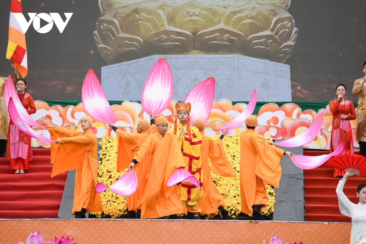 Biển người đổ về Bắc Giang dự lễ hội xuân Tây Yên Tử- Ảnh 4.