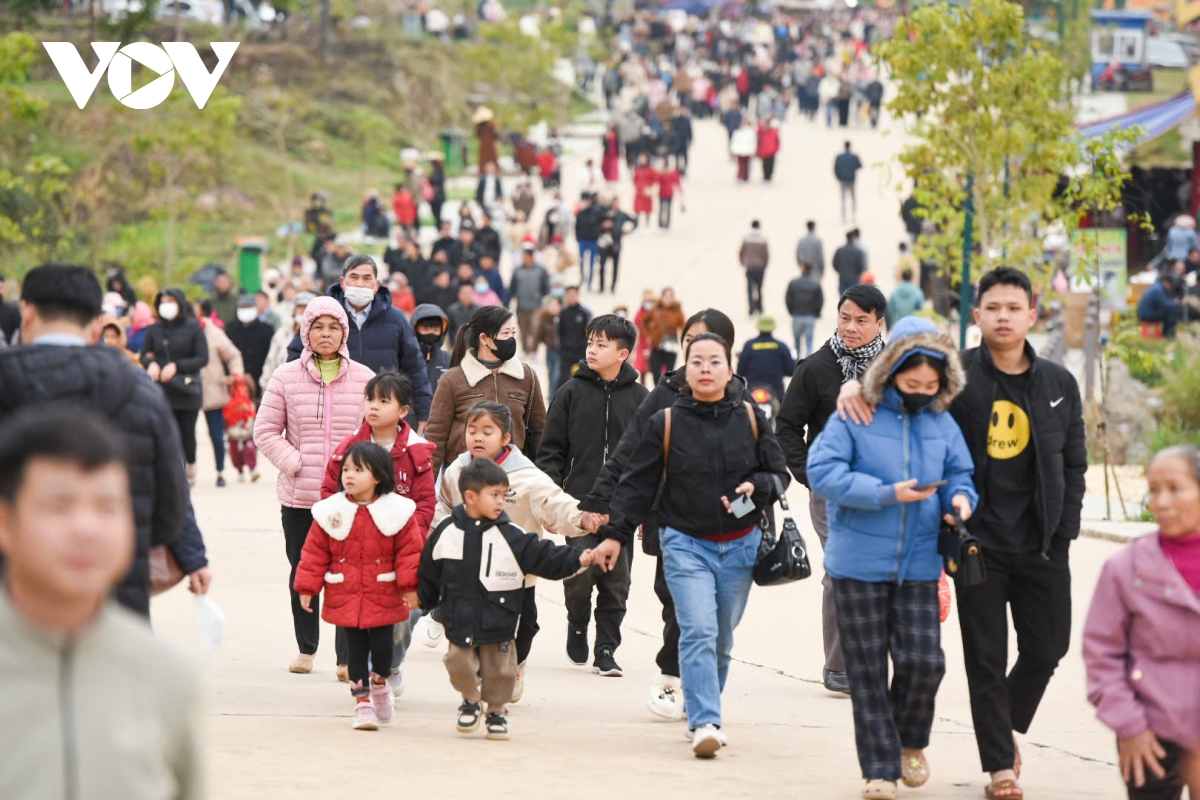 Biển người đổ về Bắc Giang dự lễ hội xuân Tây Yên Tử- Ảnh 9.