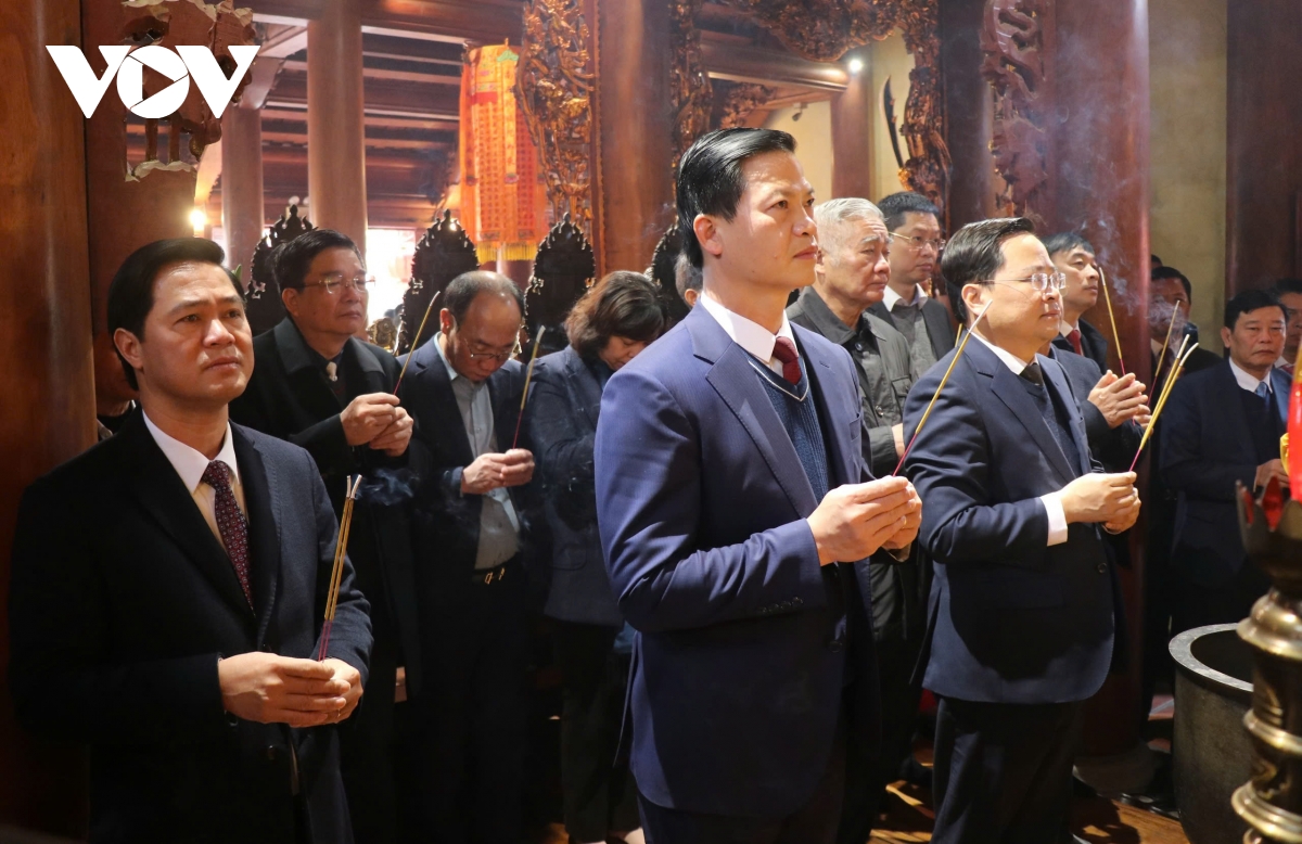 Hàng nghìn du khách trẩy Hội Lim 2025 bất chấp thời tiết giá rét- Ảnh 2.