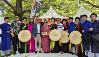 Hàng nghìn du khách trẩy Hội Lim 2025 bất chấp thời tiết giá rét- Ảnh 13.