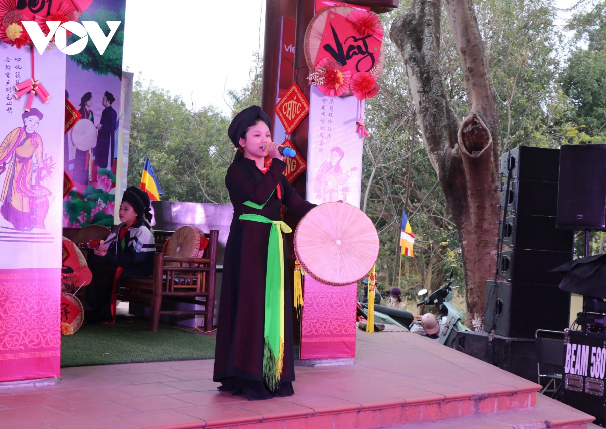 Hàng nghìn du khách trẩy Hội Lim 2025 bất chấp thời tiết giá rét- Ảnh 7.