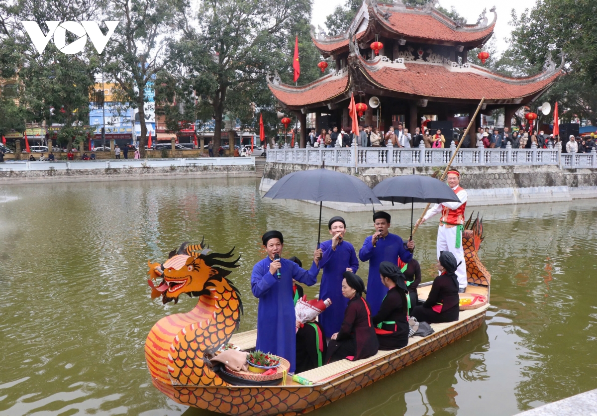 Hàng nghìn du khách trẩy Hội Lim 2025 bất chấp thời tiết giá rét- Ảnh 3.