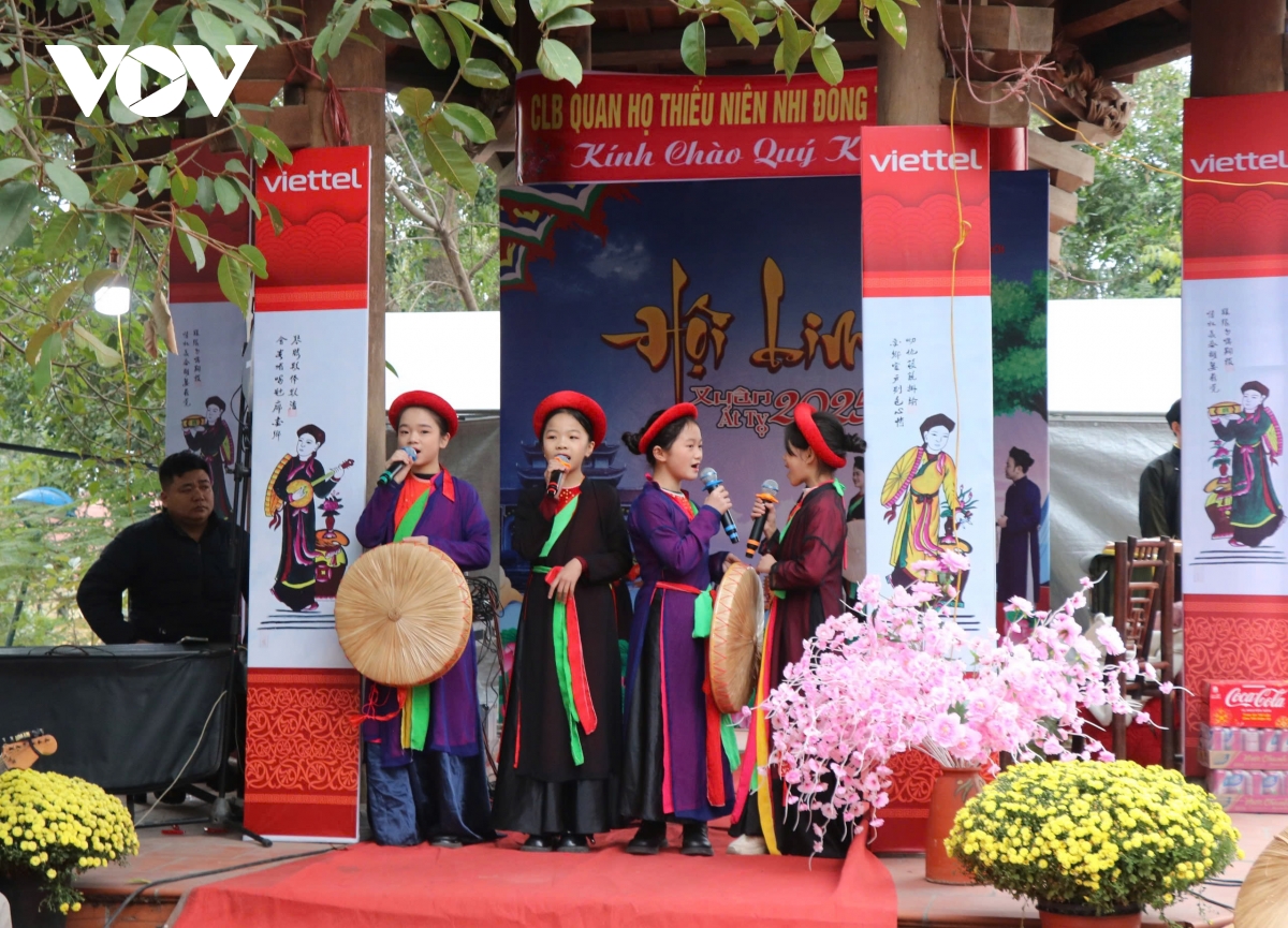 Hàng nghìn du khách trẩy Hội Lim 2025 bất chấp thời tiết giá rét- Ảnh 6.