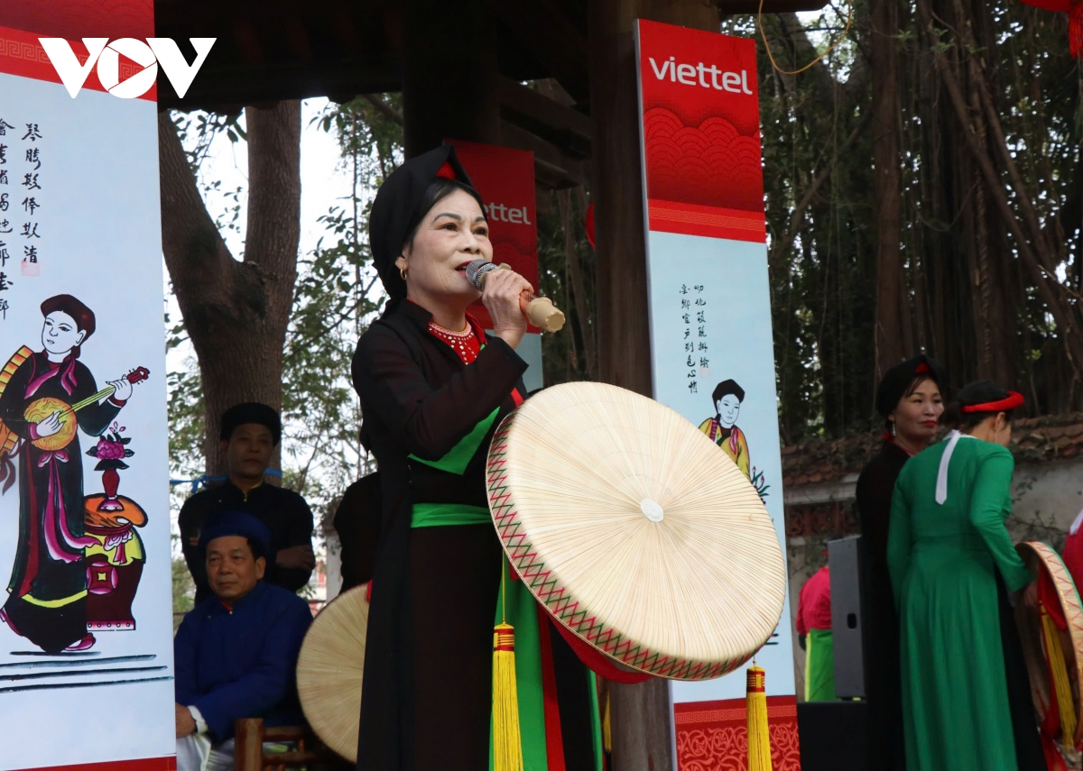 Hàng nghìn du khách trẩy Hội Lim 2025 bất chấp thời tiết giá rét- Ảnh 10.