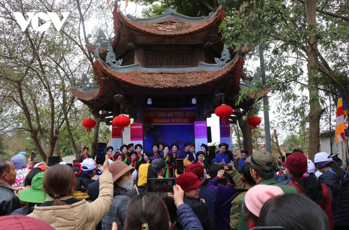 Hàng nghìn du khách trẩy Hội Lim 2025 bất chấp thời tiết giá rét- Ảnh 4.