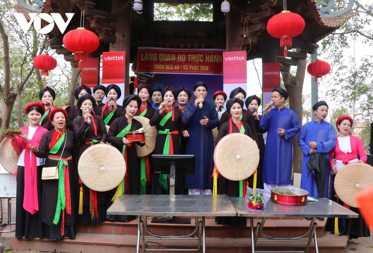 Hàng nghìn du khách trẩy Hội Lim 2025 bất chấp thời tiết giá rét- Ảnh 8.