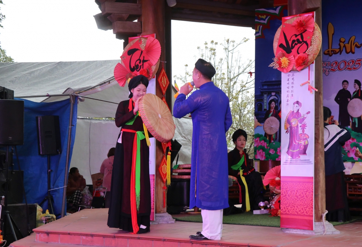 Hàng nghìn du khách trẩy Hội Lim 2025 bất chấp thời tiết giá rét- Ảnh 9.