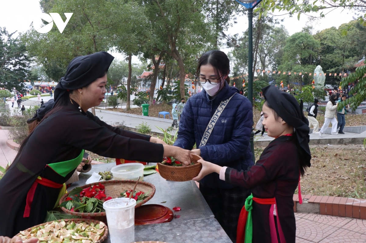 Hàng nghìn du khách trẩy Hội Lim 2025 bất chấp thời tiết giá rét- Ảnh 11.