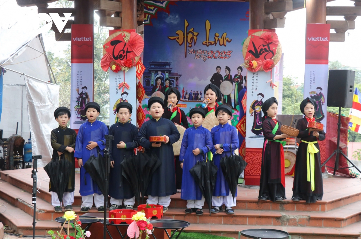 Hàng nghìn du khách trẩy Hội Lim 2025 bất chấp thời tiết giá rét- Ảnh 5.