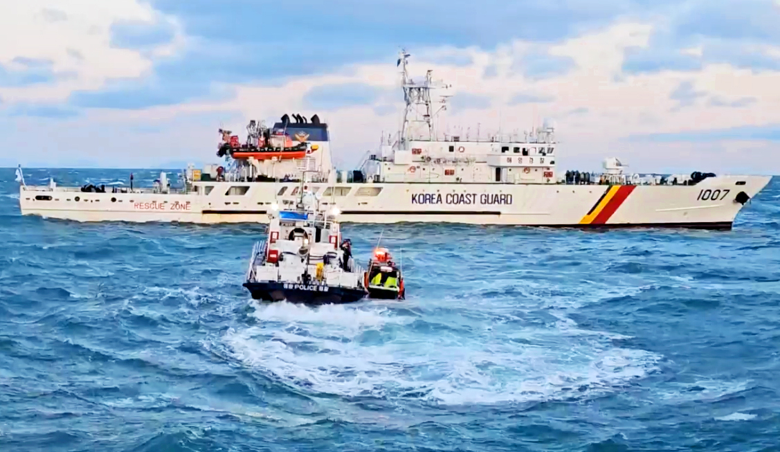 Tàu cá Hàn Quốc bị chìm, trên tàu có người Việt- Ảnh 1. The Korea Coast Guard conducts a search and rescue operation for crew members who went missing after a fishing boat sank off the coast of Yeosu, some 320 kilometers south of Seoul, on Sunday. (Yonhap)