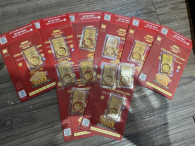 Giá vàng ‘neo’ cao, USD tăng mạnh- Ảnh 1.