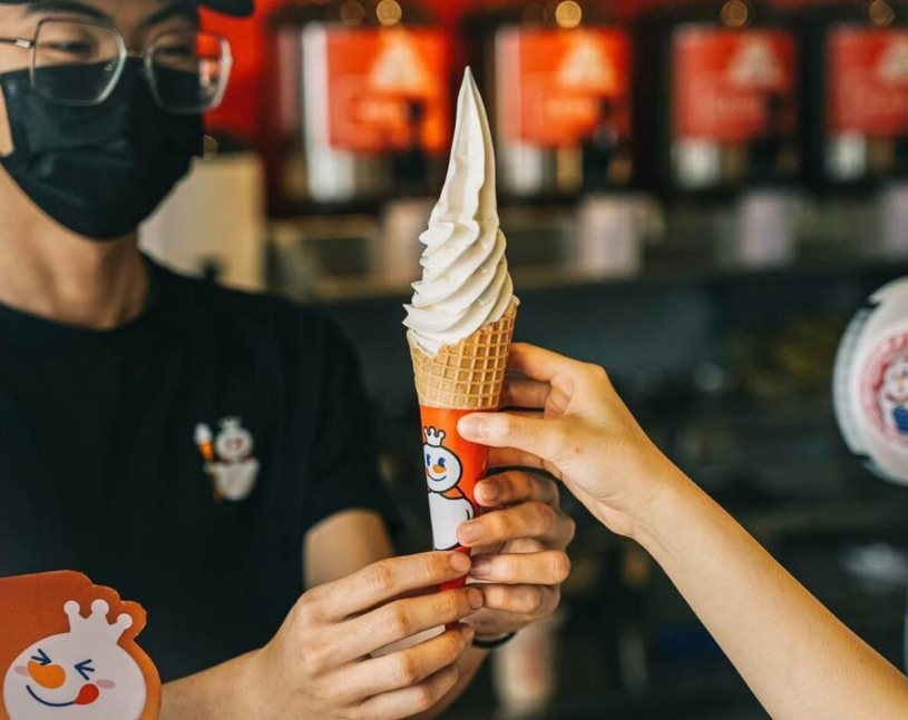 70% doanh thu quốc tế của Mixue đến từ Việt Nam và Indonesia: Trà sữa Trung Quốc bùng nổ bất chấp khó khăn kinh tế, thành công nhờ những que kem 10.000 đồng- Ảnh 1.