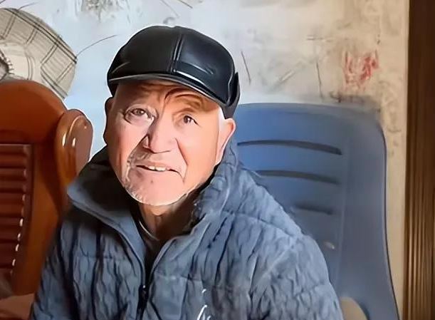 Gia chủ không chịu di dời khiến đường cao tốc phải "tách đôi": Từ chối khoản đền bù hơn 5,6 tỷ đồng cùng 3 căn nhà, kết cục phải sống giữa khói bụi và tiếng ồn- Ảnh 1. Gia chủ không chịu di dời khiến đường cao tốc phải "tách đôi": Từ chối khoản đền bù hơn 5,6 tỷ đồng cùng 3 căn nhà, kết cục phải sống giữa khói bụi và tiếng ồn- Ảnh 1.