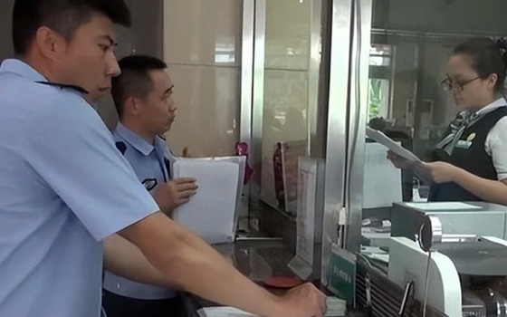 Đi rút sổ tiết kiệm 3,3 tỷ đồng, người đàn ông được ngân hàng thông báo: “Tài khoản 0 đồng, anh còn nợ thêm 5,2 tỷ đồng”- Ảnh 2. Đi rút sổ tiết kiệm 3,3 tỷ đồng, người đàn ông được ngân hàng thông báo: “Tài khoản 0 đồng, anh còn nợ thêm 5,2 tỷ đồng”- Ảnh 2.