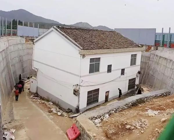 Gia chủ không chịu di dời khiến đường cao tốc phải "tách đôi": Từ chối khoản đền bù hơn 5,6 tỷ đồng cùng 3 căn nhà, kết cục phải sống giữa khói bụi và tiếng ồn- Ảnh 3. Gia chủ không chịu di dời khiến đường cao tốc phải "tách đôi": Từ chối khoản đền bù hơn 5,6 tỷ đồng cùng 3 căn nhà, kết cục phải sống giữa khói bụi và tiếng ồn- Ảnh 3.