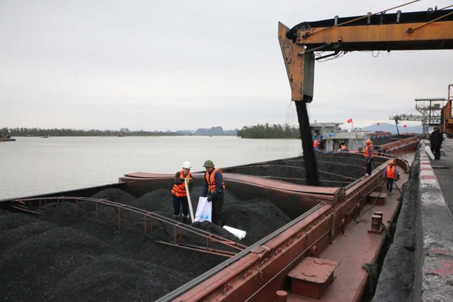 Một doanh nghiệp thu hơn 440 tỷ đồng mỗi ngày nhờ đào "vàng đen", bán đất đá- Ảnh 3.