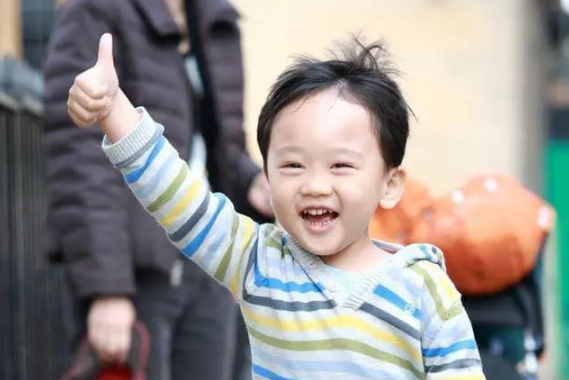 Khách đến chơi nhà, nếu trẻ biết làm 4 điều này chứng tỏ có EQ ‘‘vô cực’’: Xin chúc mừng các bậc cha mẹ- Ảnh 2.