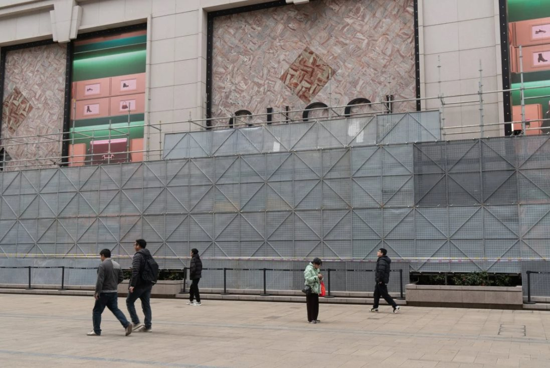 Hàng loạt thương hiệu xa xỉ như Gucci, Prada rút lui khỏi Trung Quốc, chính phủ khẩn cấp chi 41 tỷ USD kích cầu vì sức mua yếu- Ảnh 1.