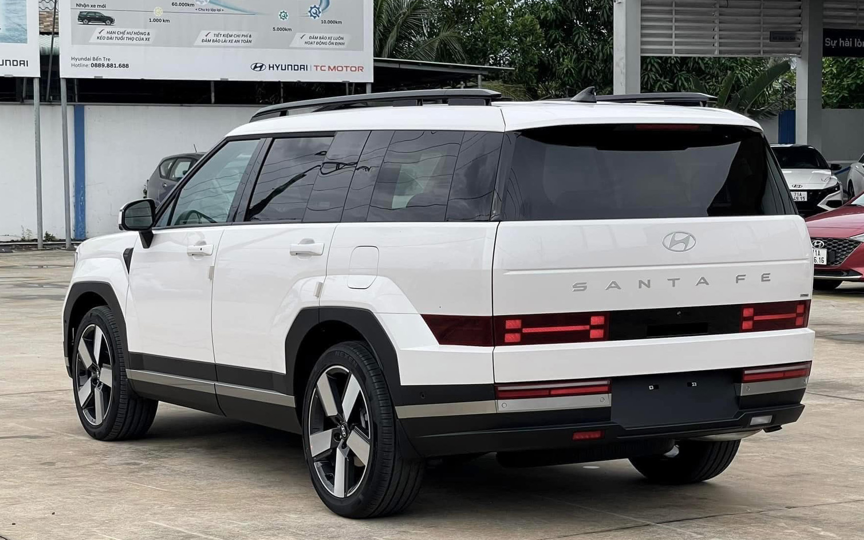 Hyundai Santa Fe 'xả kho' giảm kỷ lục 115 triệu tại đại lý: Bản tiêu chuẩn còn 970 triệu, rẻ hơn cả Everest, Kodiaq đời cũ- Ảnh 2. Hyundai Santa Fe 'xả kho' giảm kỷ lục 115 triệu tại đại lý: Bản tiêu chuẩn còn 970 triệu, rẻ hơn cả Everest, Kodiaq đời cũ- Ảnh 2.