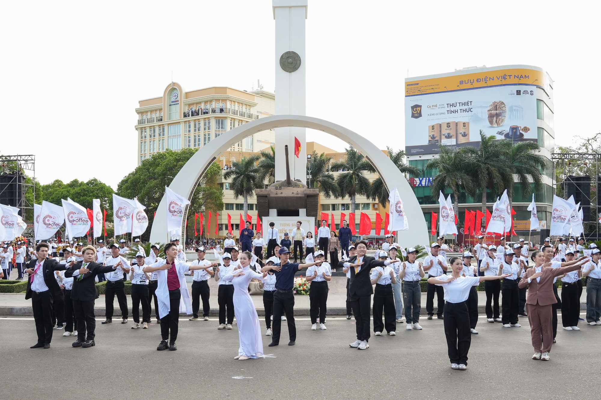 Ấn tượng lễ hội đường phố 2025 "Buôn Ma Thuột - Điểm đến của cà phê thế giới"- Ảnh 5. Ấn tượng lễ hội đường phố 2025 "Buôn Ma Thuột - Điểm đến của cà phê thế giới"- Ảnh 5.