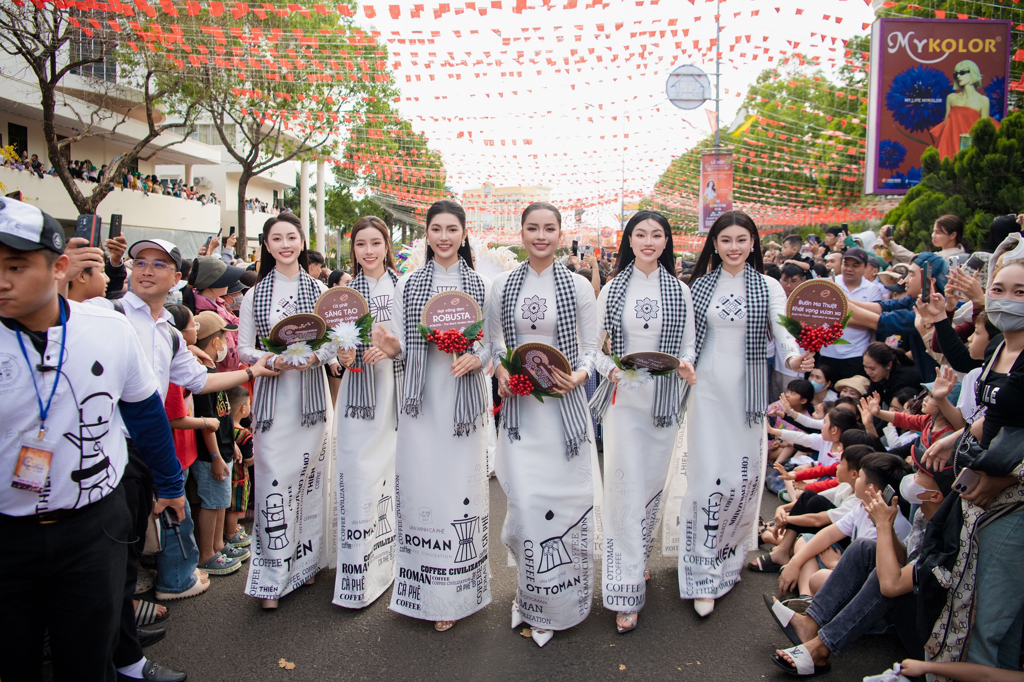 Ấn tượng lễ hội đường phố 2025 "Buôn Ma Thuột - Điểm đến của cà phê thế giới"- Ảnh 6. Ấn tượng lễ hội đường phố 2025 "Buôn Ma Thuột - Điểm đến của cà phê thế giới"- Ảnh 6.