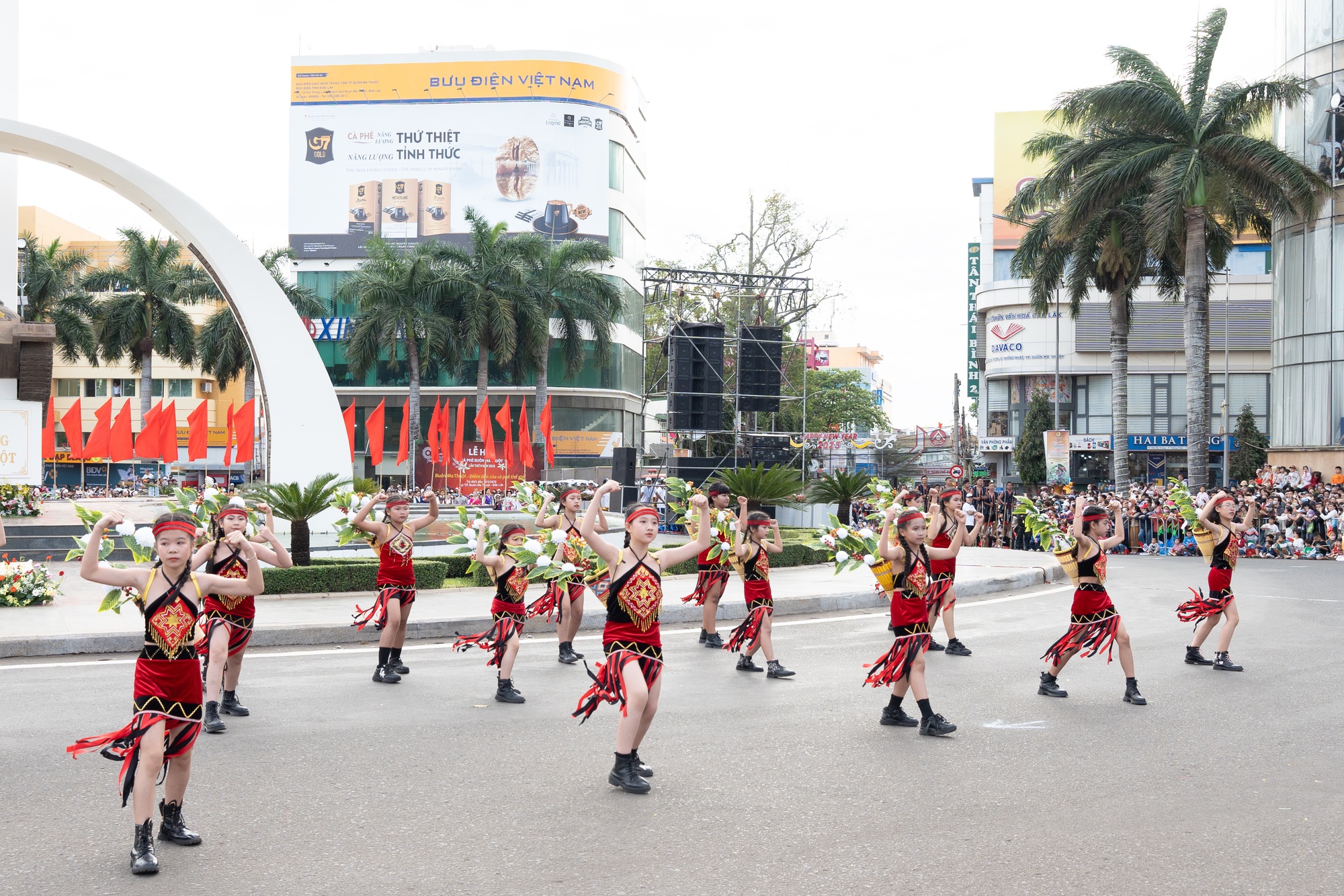 Ấn tượng lễ hội đường phố 2025 "Buôn Ma Thuột - Điểm đến của cà phê thế giới"- Ảnh 8. Ấn tượng lễ hội đường phố 2025 "Buôn Ma Thuột - Điểm đến của cà phê thế giới"- Ảnh 8.