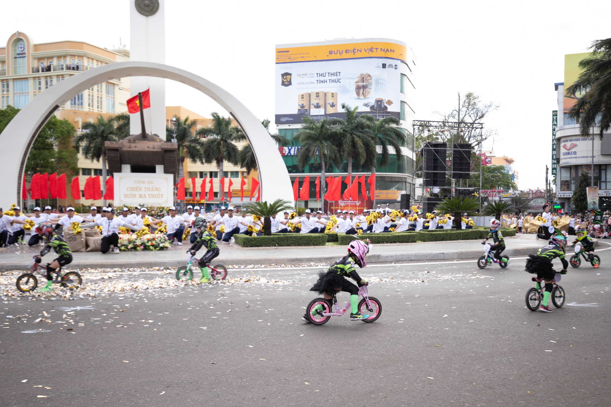 Ấn tượng lễ hội đường phố 2025 "Buôn Ma Thuột - Điểm đến của cà phê thế giới"- Ảnh 11. Ấn tượng lễ hội đường phố 2025 "Buôn Ma Thuột - Điểm đến của cà phê thế giới"- Ảnh 11.