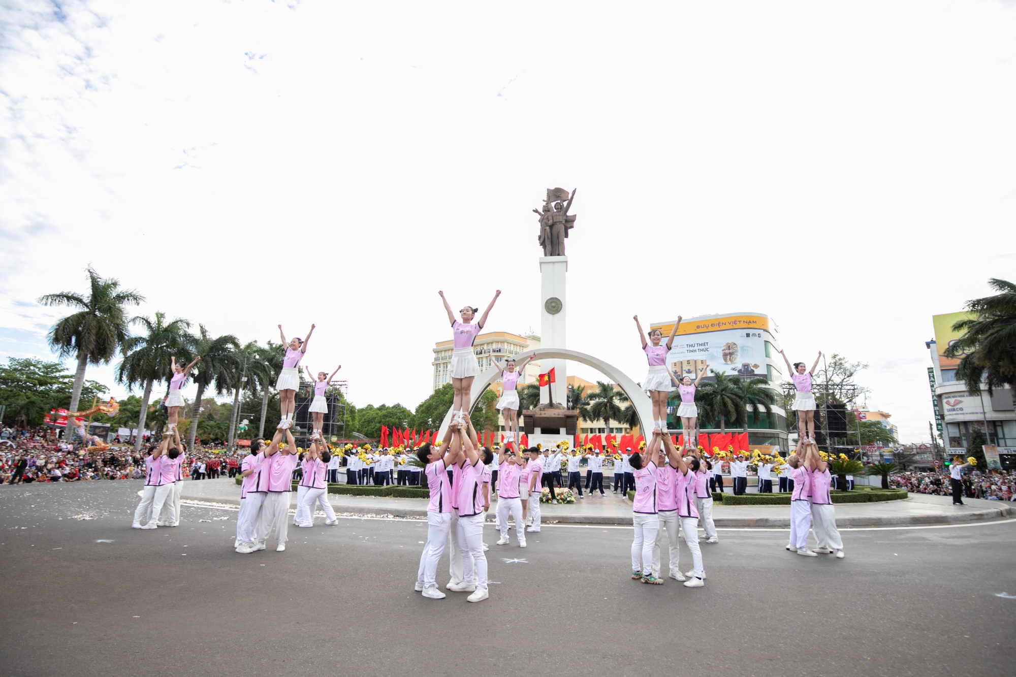 Ấn tượng lễ hội đường phố 2025 "Buôn Ma Thuột - Điểm đến của cà phê thế giới"- Ảnh 12. Ấn tượng lễ hội đường phố 2025 "Buôn Ma Thuột - Điểm đến của cà phê thế giới"- Ảnh 12.