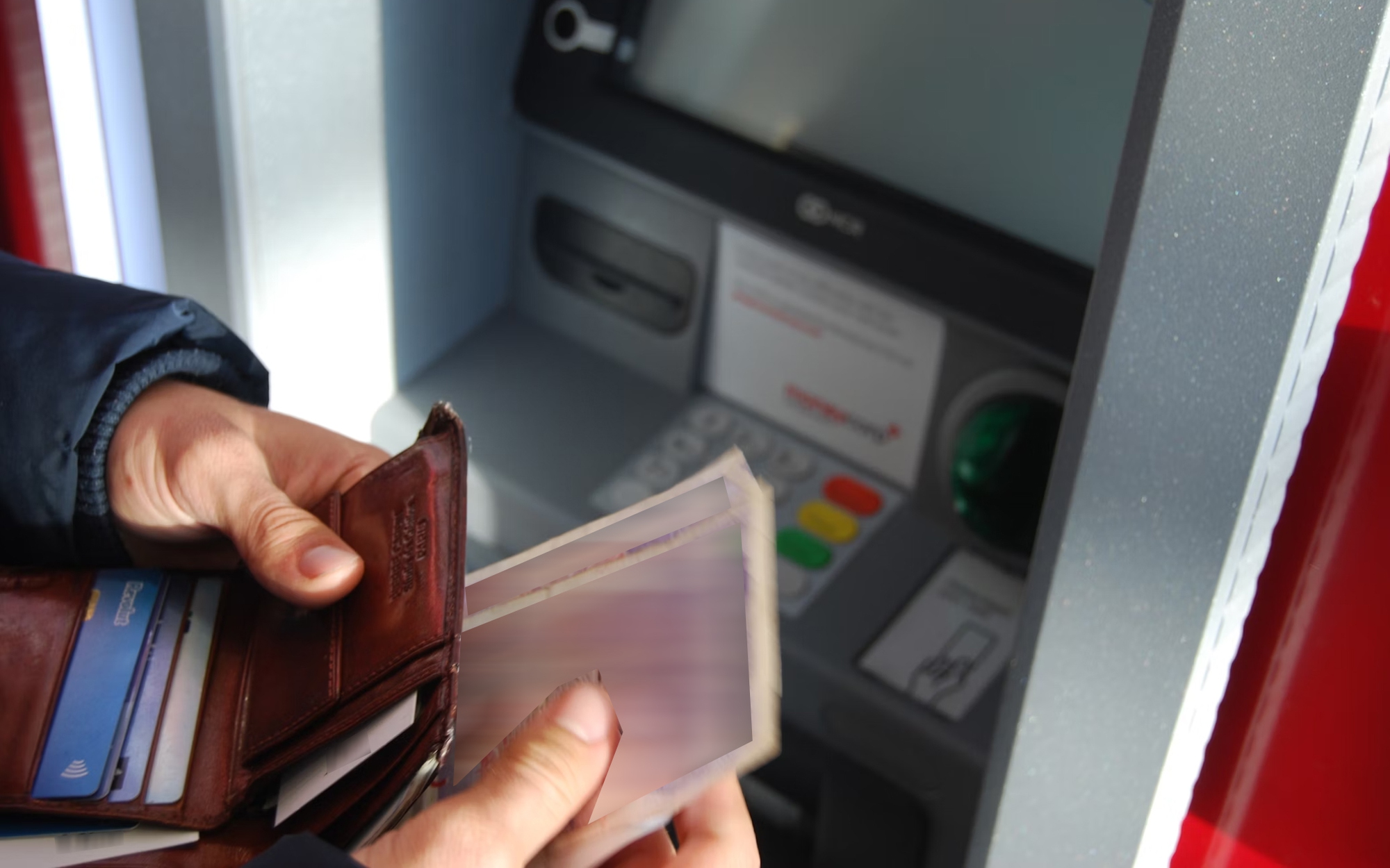 Nam sinh cấp 2 ra ATM rút tiền, bất ngờ phát hiện số dư có hơn 200 tỷ- Ảnh 1. Nam sinh cấp 2 ra ATM rút tiền, bất ngờ phát hiện số dư có hơn 200 tỷ- Ảnh 1.