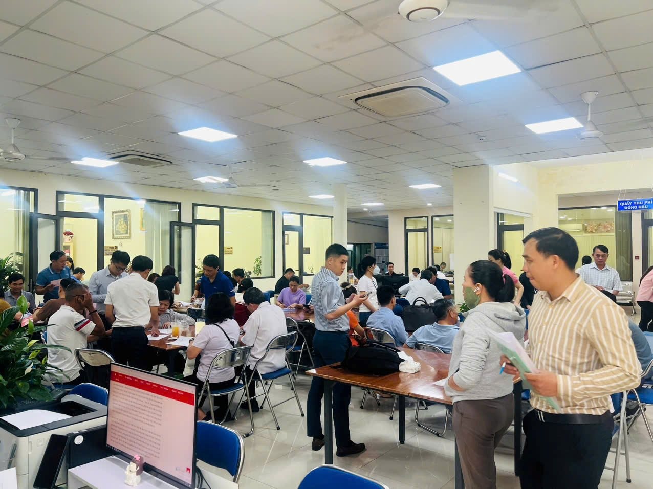 Phòng công chứng quận 9, Hóc Môn, Nhơn Trạch “đông nghịt” người, hồ sơ tăng đột biến- Ảnh 1.