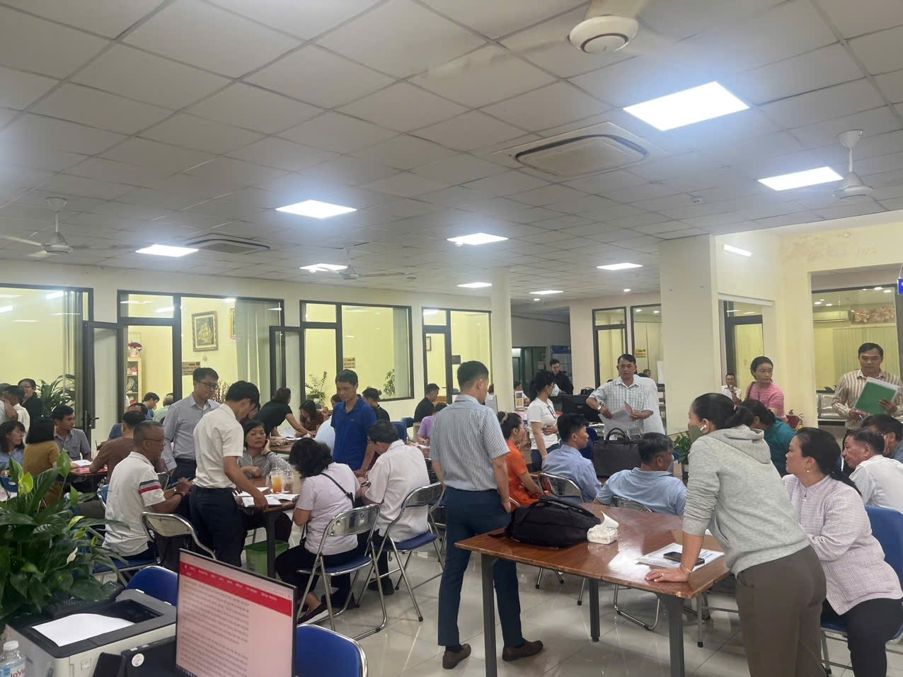 Phòng công chứng quận 9, Hóc Môn, Nhơn Trạch “đông nghịt” người, hồ sơ tăng đột biến- Ảnh 9.