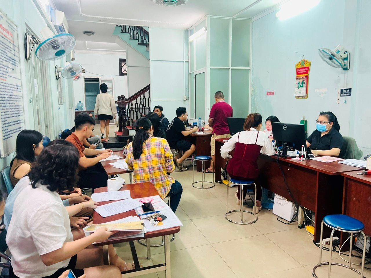 Phòng công chứng quận 9, Hóc Môn, Nhơn Trạch “đông nghịt” người, hồ sơ tăng đột biến- Ảnh 10.
