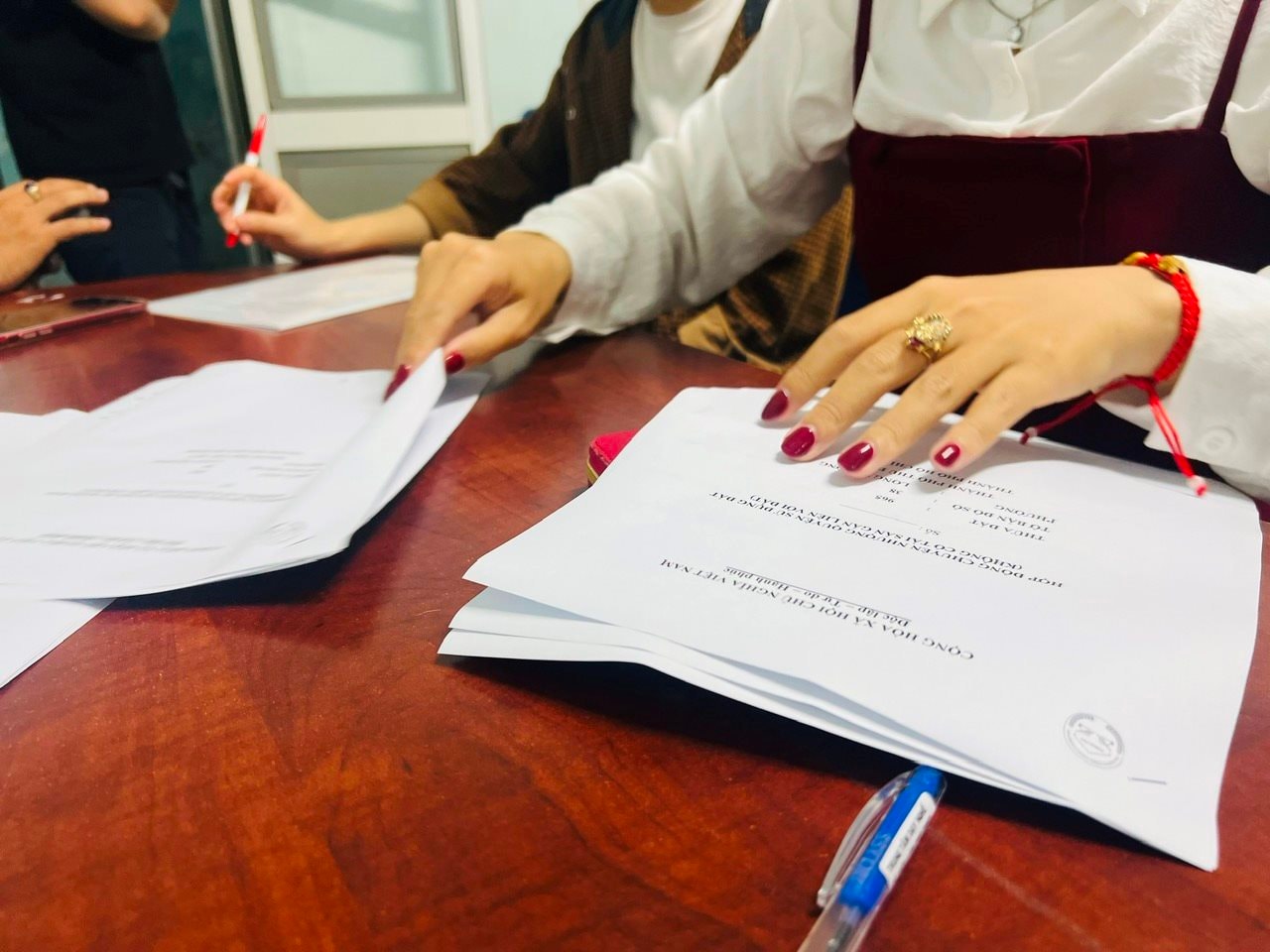 Phòng công chứng quận 9, Hóc Môn, Nhơn Trạch “đông nghịt” người, hồ sơ tăng đột biến- Ảnh 11.