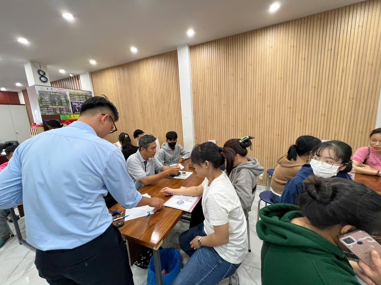 Phòng công chứng quận 9, Hóc Môn, Nhơn Trạch “đông nghịt” người, hồ sơ tăng đột biến- Ảnh 2.