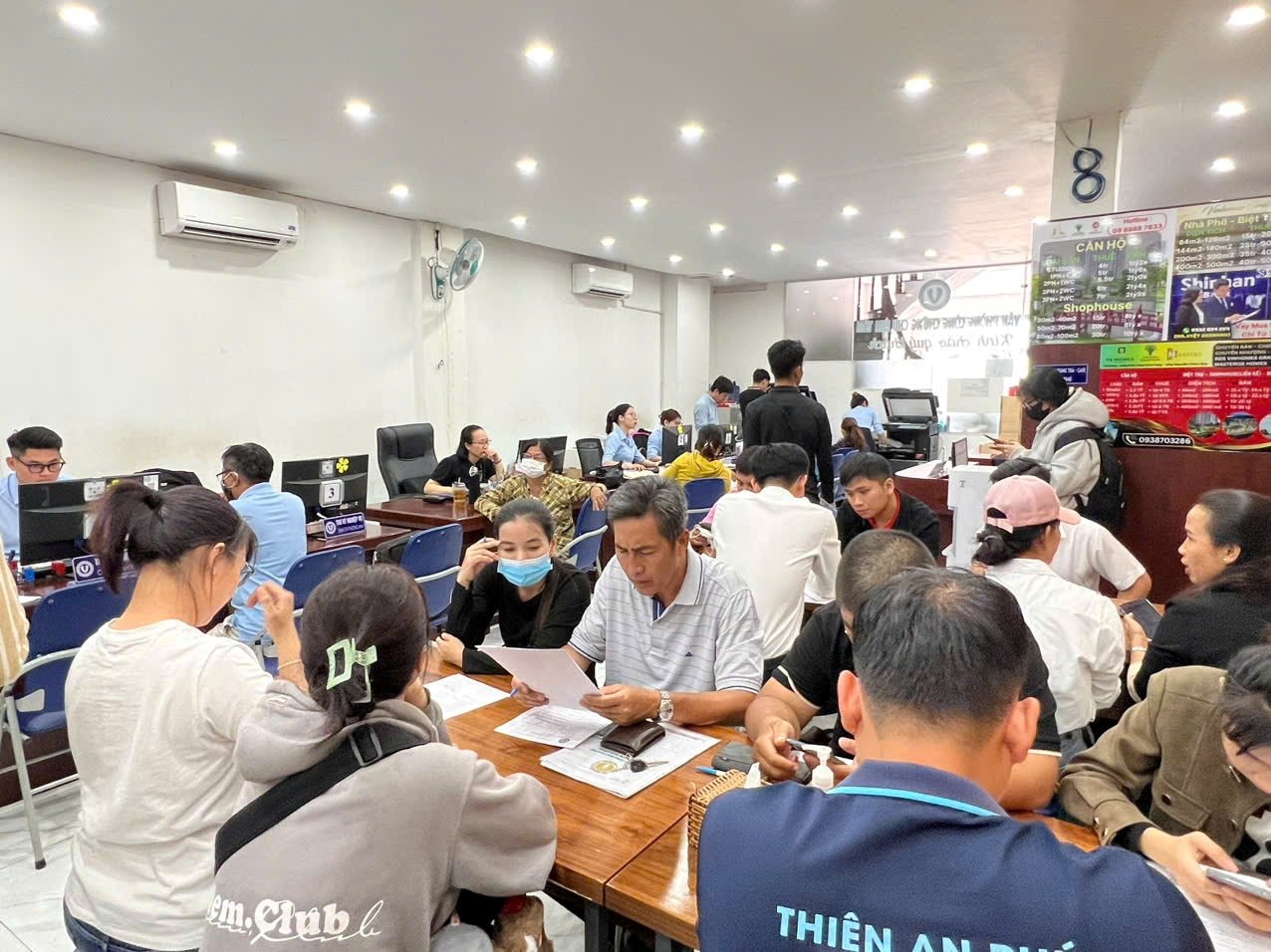 Phòng công chứng quận 9, Hóc Môn, Nhơn Trạch “đông nghịt” người, hồ sơ tăng đột biến- Ảnh 4.