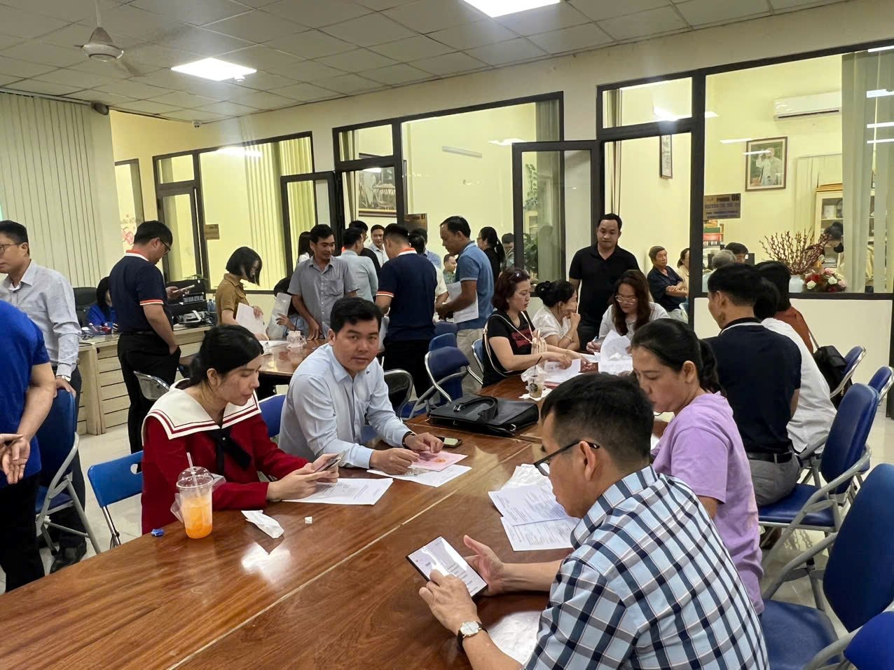 Phòng công chứng quận 9, Hóc Môn, Nhơn Trạch “đông nghịt” người, hồ sơ tăng đột biến- Ảnh 5.